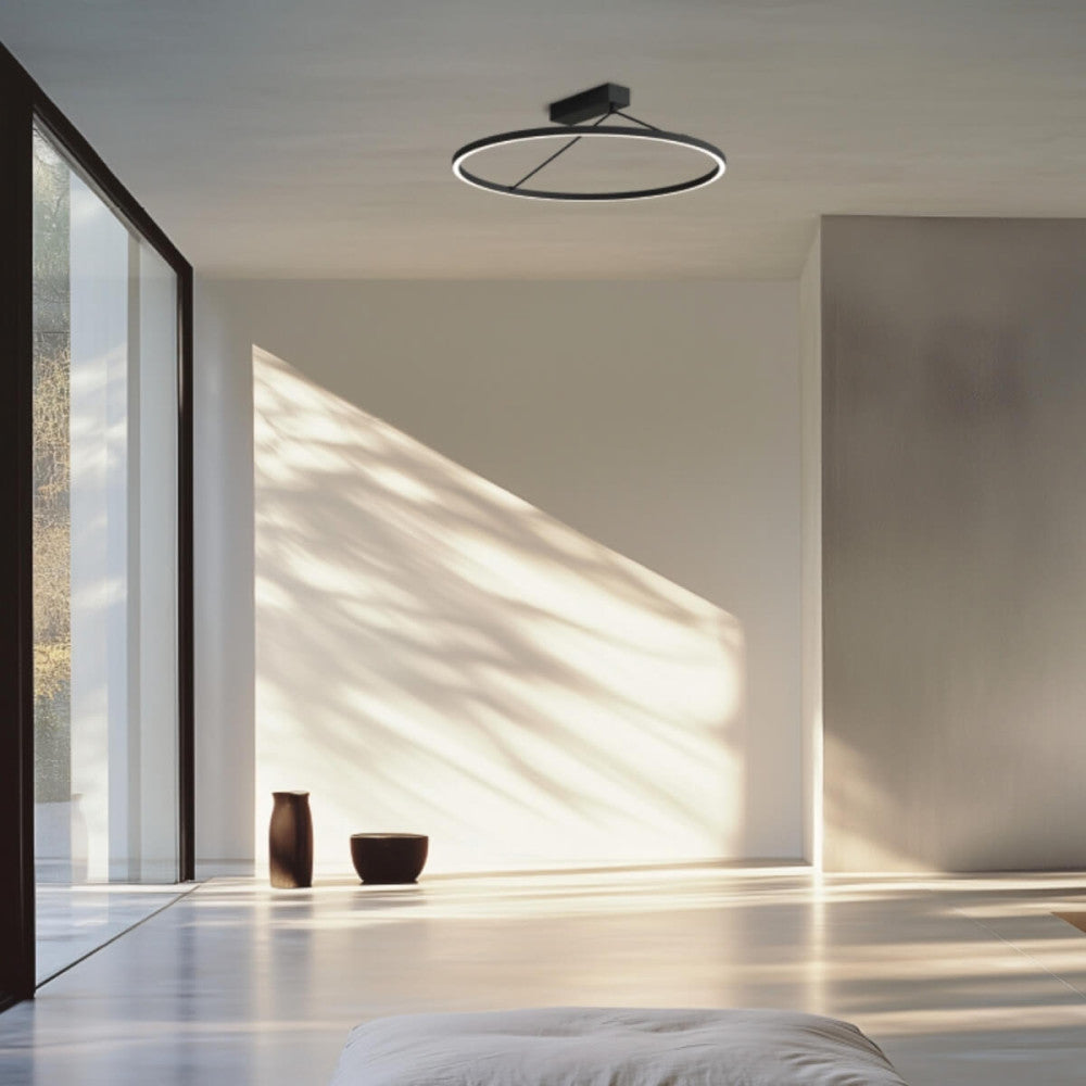 Mise en ambiance dans un intérieur clair, plafonnier allumé au-dessus du sol