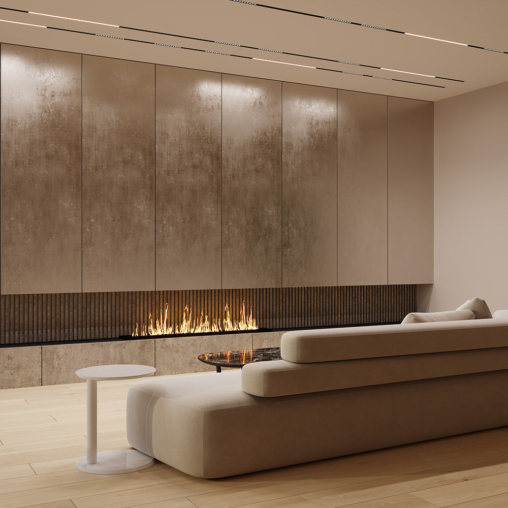Mise en ambiance salon, ligne de spots encastrée au plafond au-dessus du canapé beige