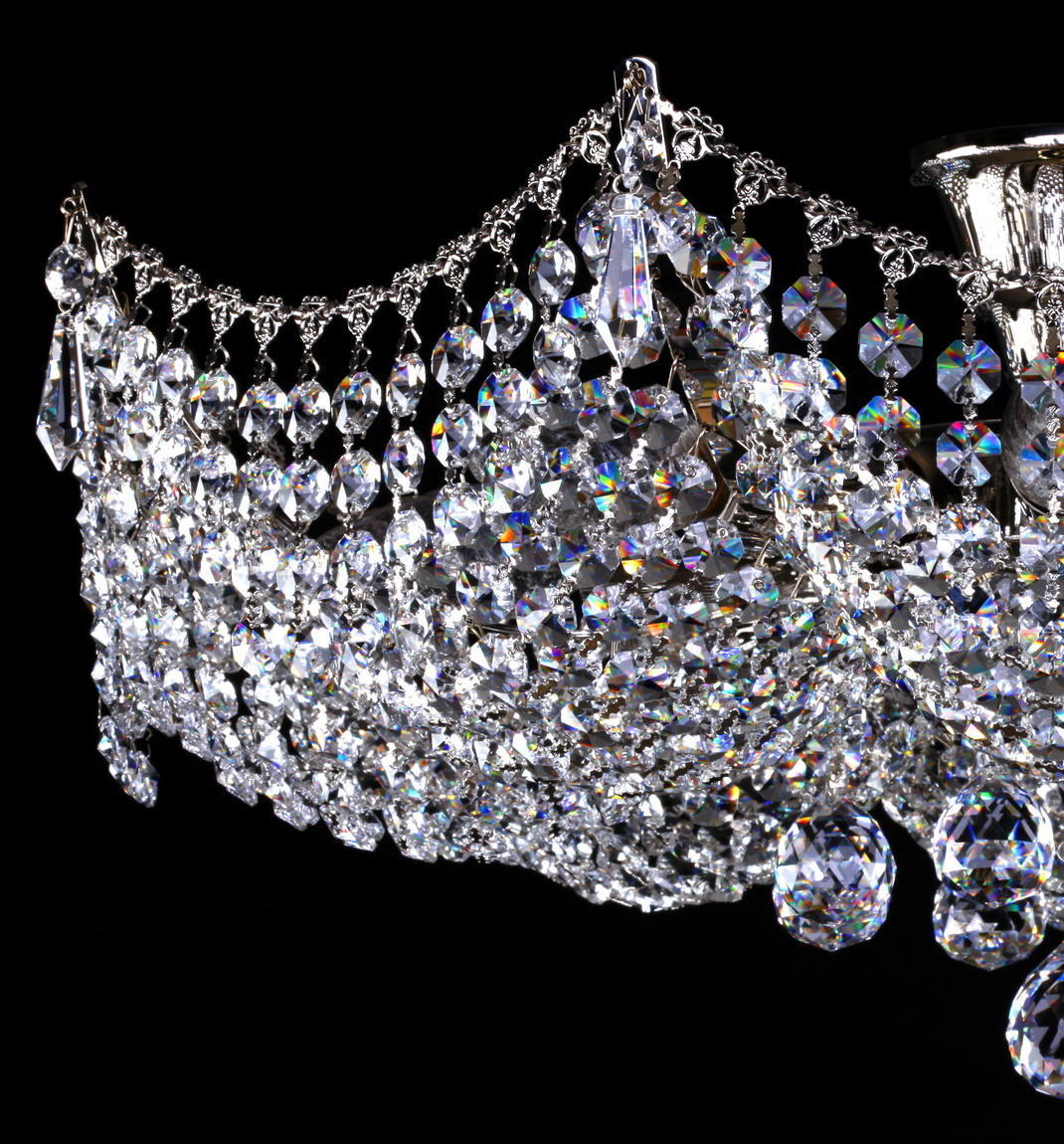 Détail rapproché des chaînes de cristal taillé et des pendentifs scintillants