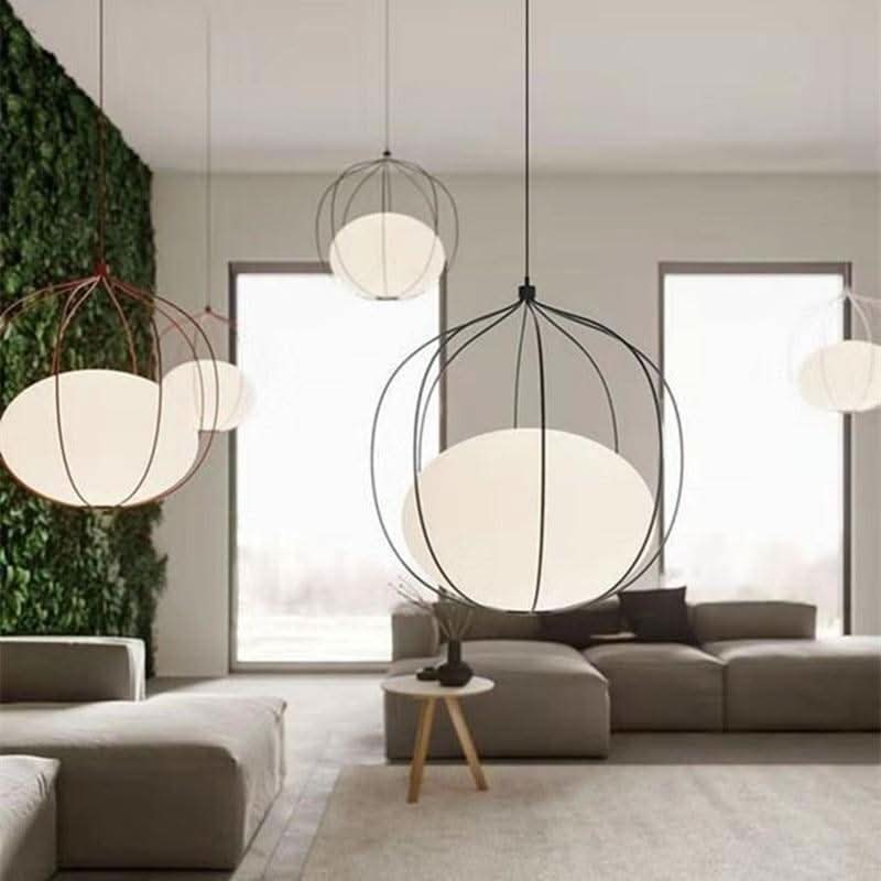 Vue en enfilade de suspensions noires et cuivrées devant de grandes baies vitrées très lumineuses