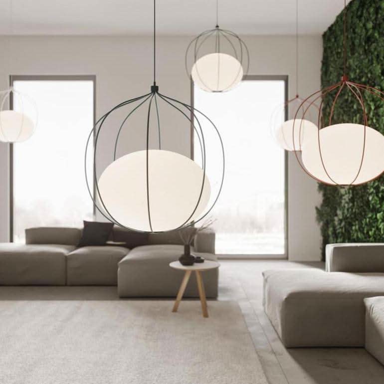 Plusieurs suspensions identiques suspendues au-dessus de canapés beiges dans un salon contemporain