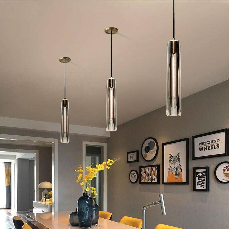 Suspensions au-dessus d'un plan de travail, plafond et câbles noirs visibles dans cuisine.