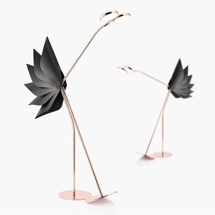 Deux exemplaires du lampadaire côte à côte, reflets sur le sol