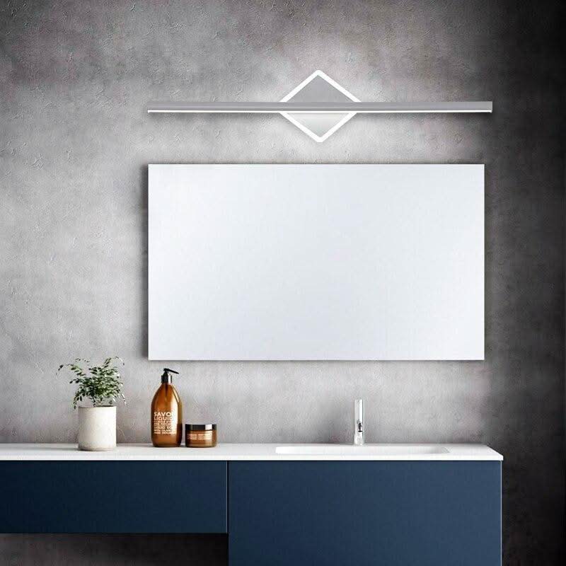 Mise en ambiance salle de bain : applique blanche losange au-dessus d'un miroir rectangulaire