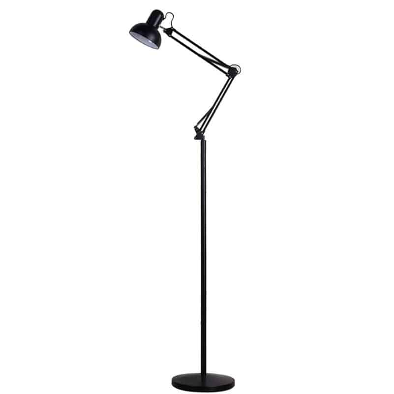 Vue d'ensemble du luminaire noir, base ronde et long bras métallique articulé.