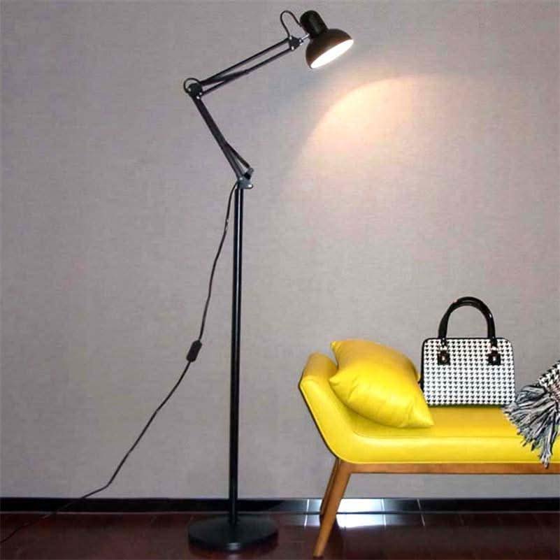 Scène de vie avec banquette jaune et sac, halos lumineux chauds projetés sur le mur.