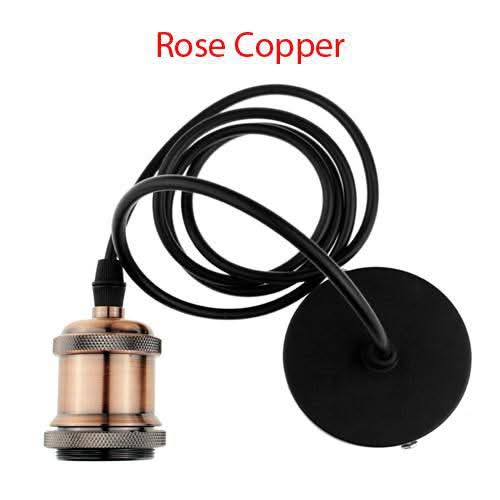 Détail de la douille et du câble noir avec finition cuivre rosé.