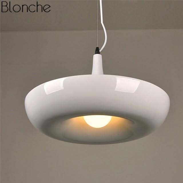 Détail de la coque blanche brillante, diffuseur lumineux et câble de suspension