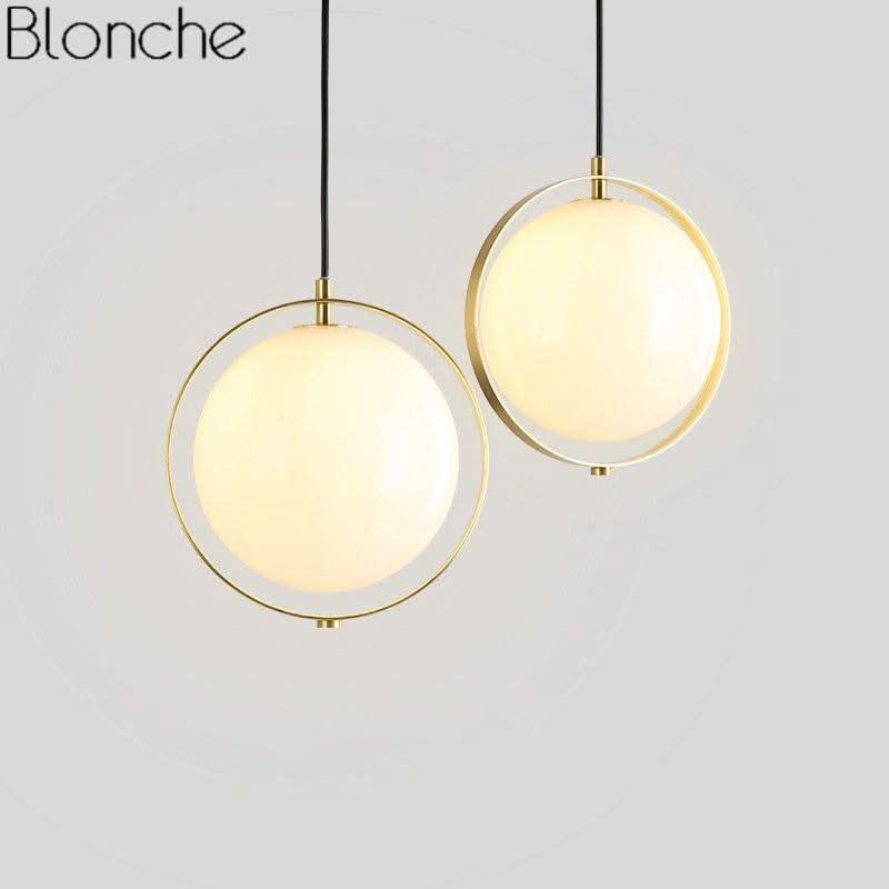Paire de luminaires suspendus, boules de verre et cercles dorés vus de face