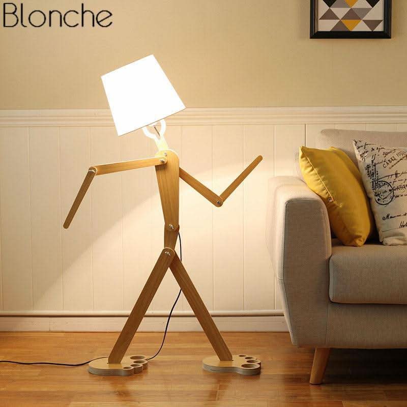 Mise en ambiance salon, lampe allumée abat-jour blanc, près canapé et coussin jaune.