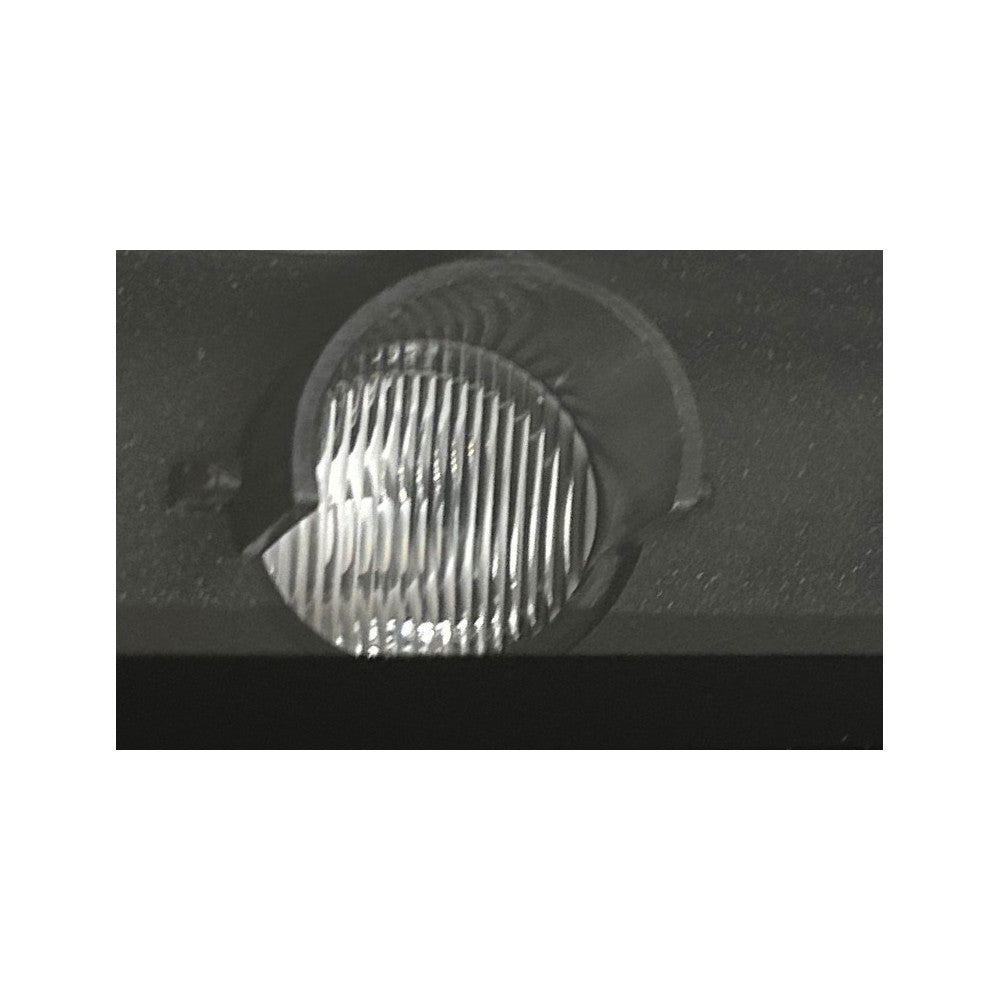 Détail rapproché de l'optique rainurée et de la vitre de protection du projecteur