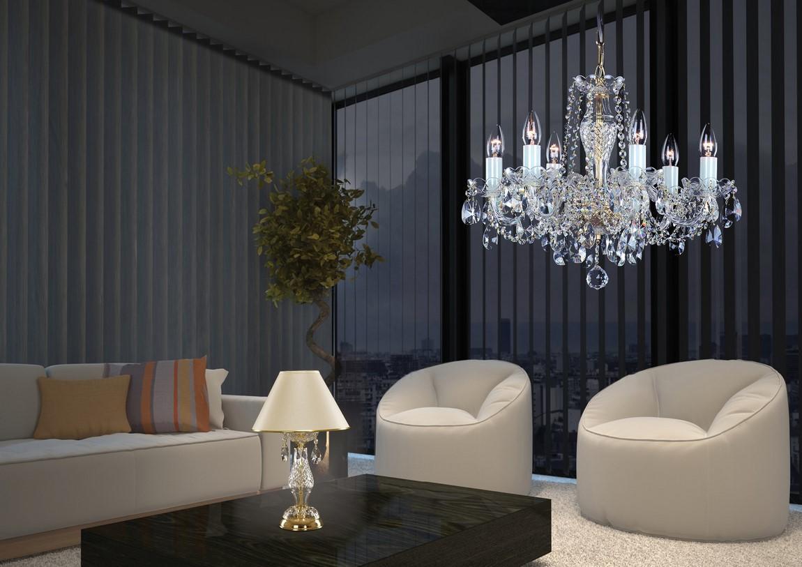 Mise en ambiance d'un salon moderne, lampe posée sur table basse devant canapés et lustre.
