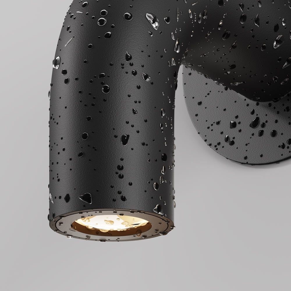 Détail du luminaire couvert de gouttes d'eau, résistance à l'humidité extérieure