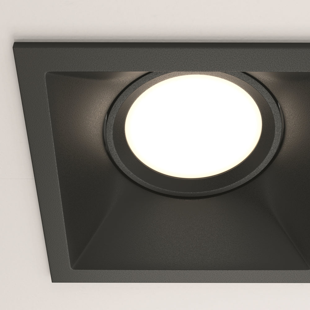 Détail rapproché de la finition noire mate et de la lentille lumineuse.