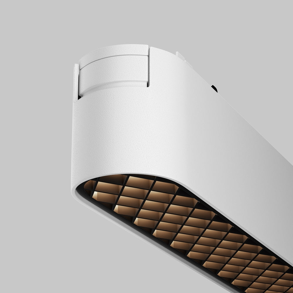 Détail de l'extrémité arrondie et de la grille nid d'abeille dorée.