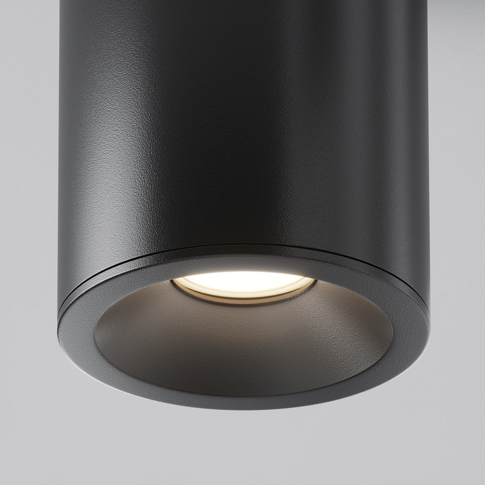 Gros plan sur la finition grainée noire et la lentille LED allumée