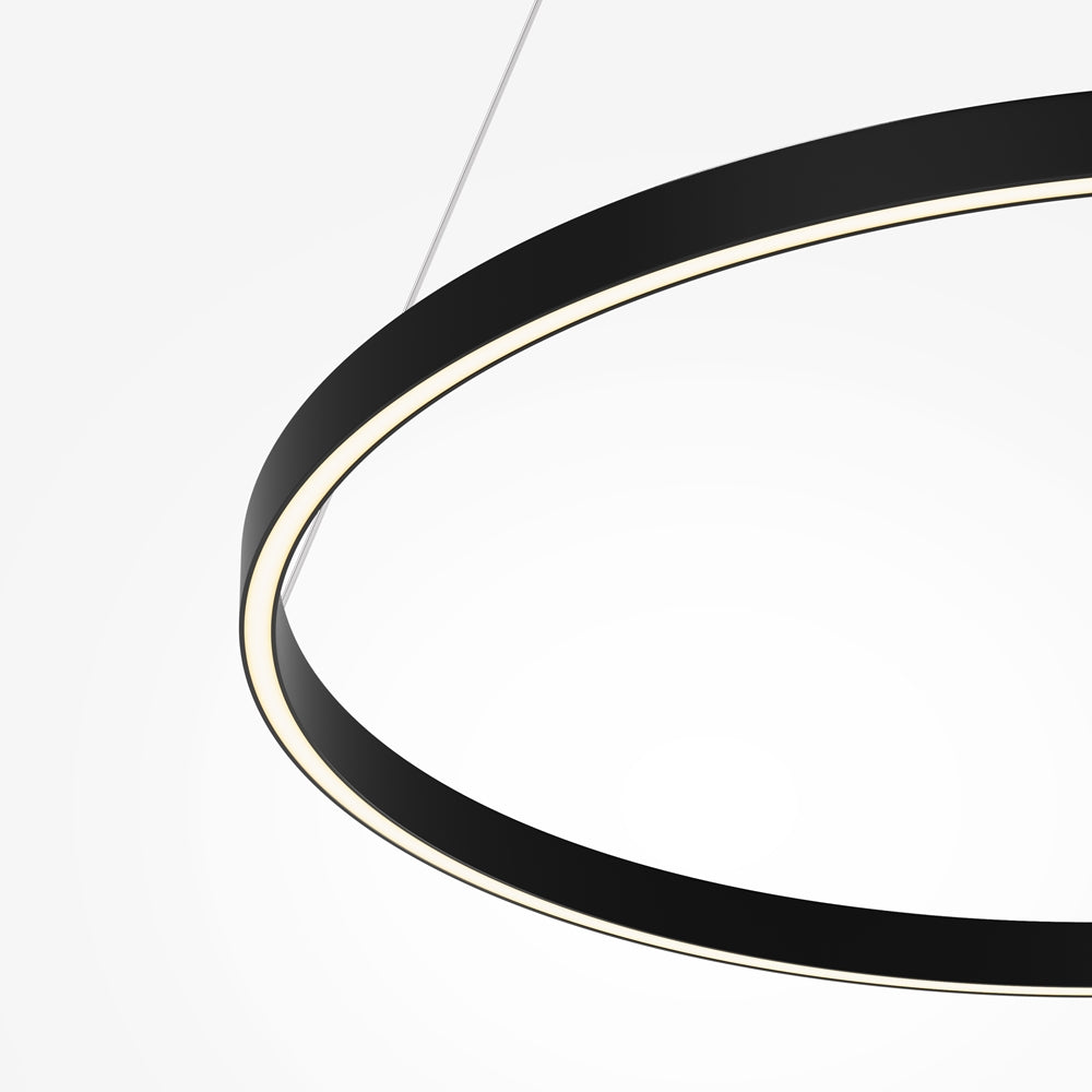 Gros plan sur le bord de l'anneau noir et son ruban LED.