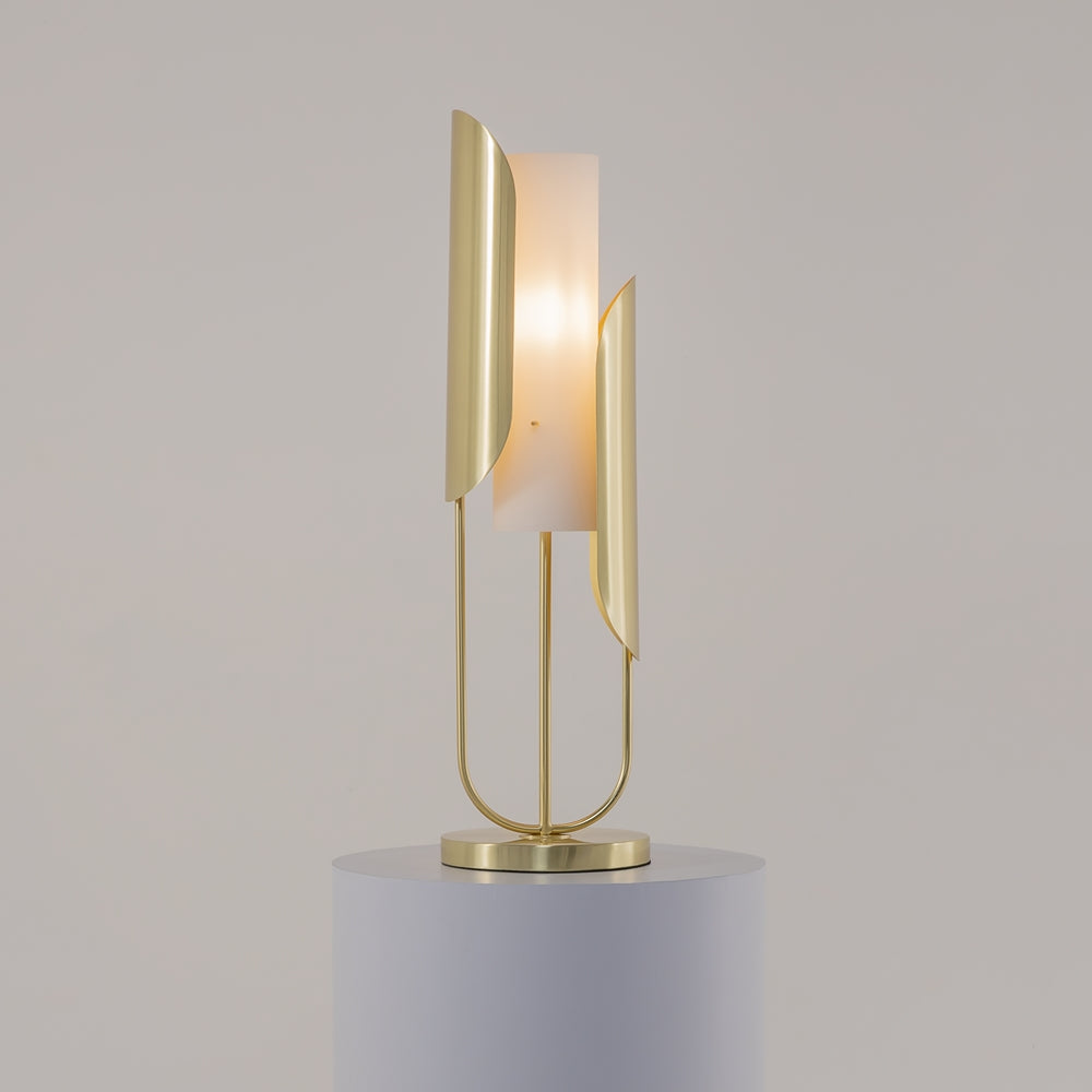 Lampe dorée posée sur un socle gris, vue rapprochée du montage