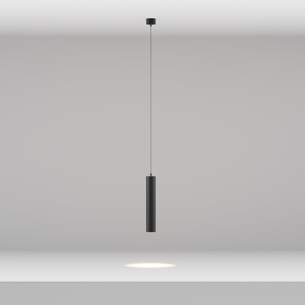 Mise en ambiance : le luminaire éclaire le sol d'un halo circulaire blanc.