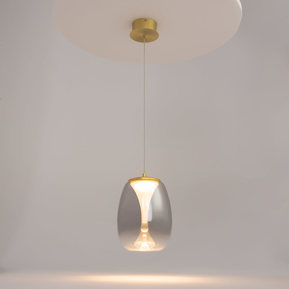 Suspension allumée sous un plafond, diffusant une lumière chaude et enveloppante.