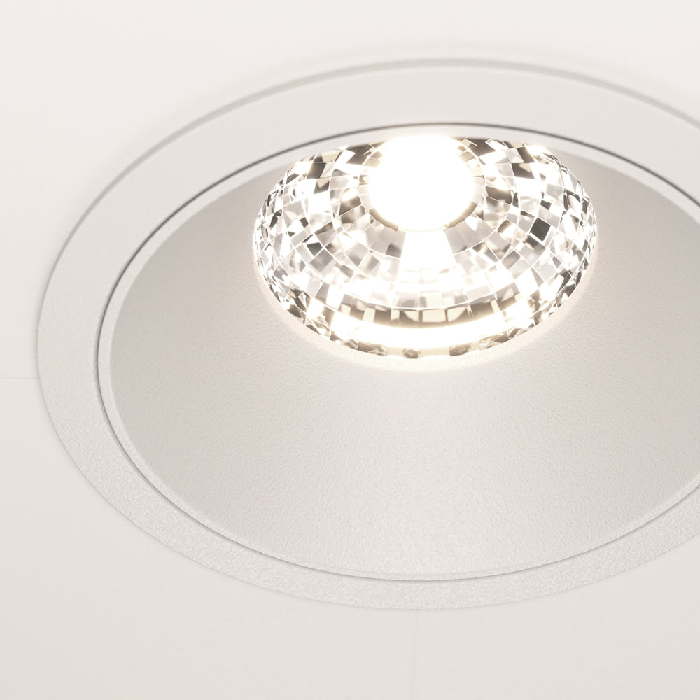 Détail rapproché de la collerette blanche et de la couronne à facettes