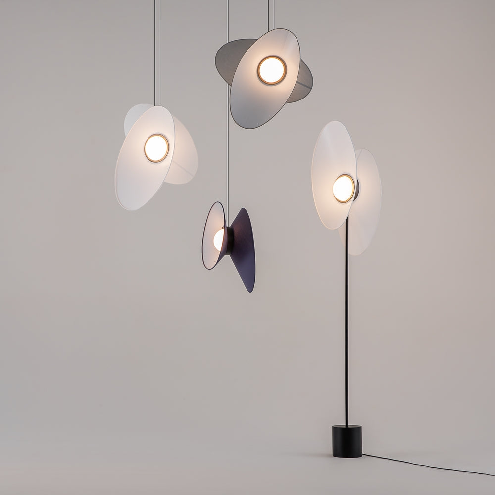 Groupe de suspensions et lampadaire noirs, mise en ambiance intérieure grise.