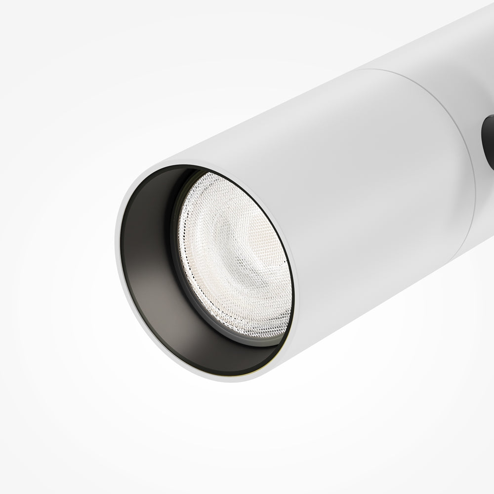 Gros plan sur la lentille striée et la bague noire du projecteur blanc