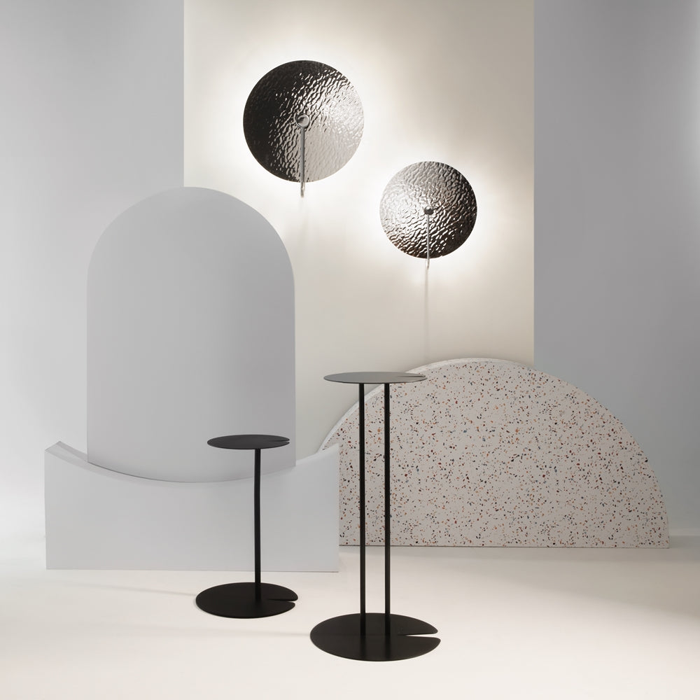 Mise en ambiance avec deux appliques murales rondes éclairant un intérieur minimaliste