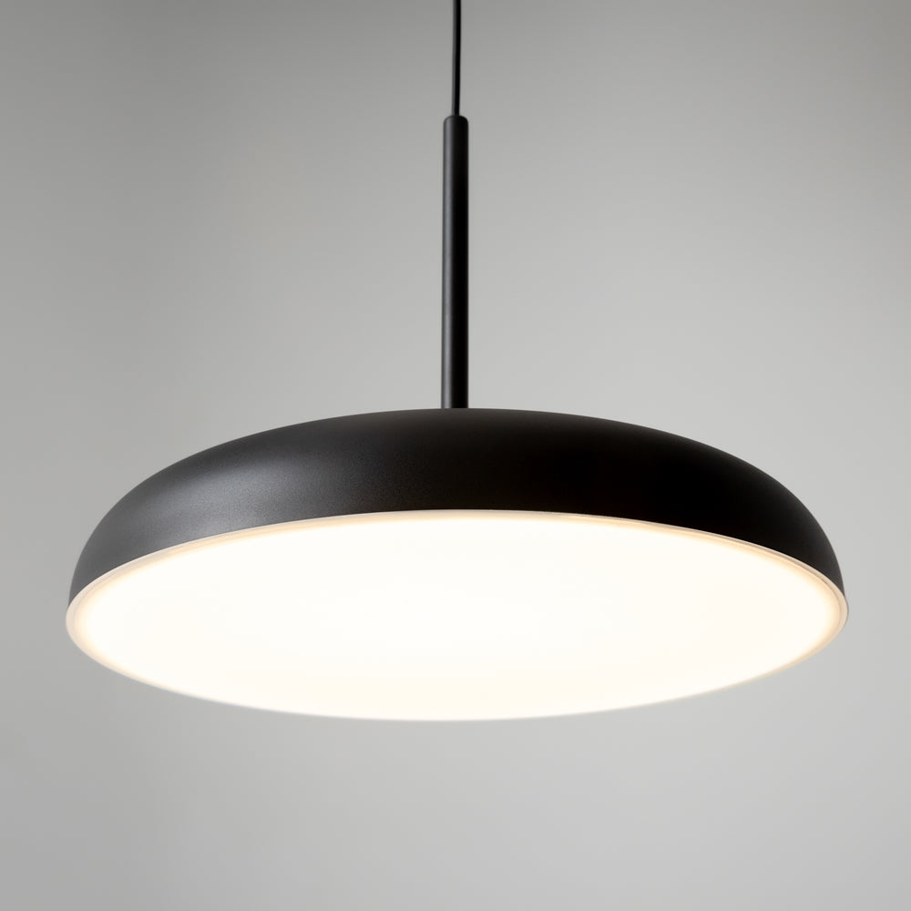 Détail rapproché du diffuseur blanc opalin et de la finition mate noire