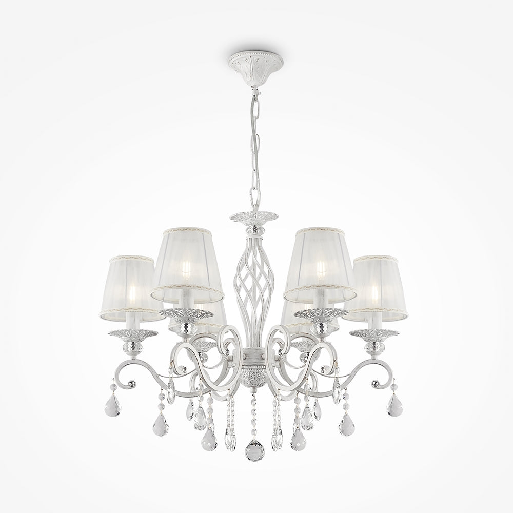 Lustre allumé montrant la lumière chaude diffusée à travers les abat-jours blancs