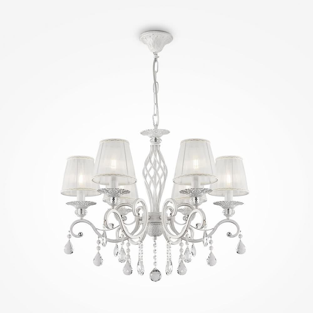 Lustre blanc allumé, détail des abat-jours et ornements en cristal