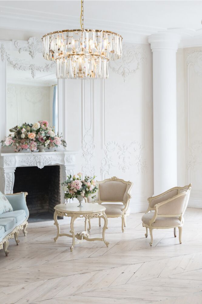 Mise en ambiance du luminaire suspendu dans un salon blanc de style classique