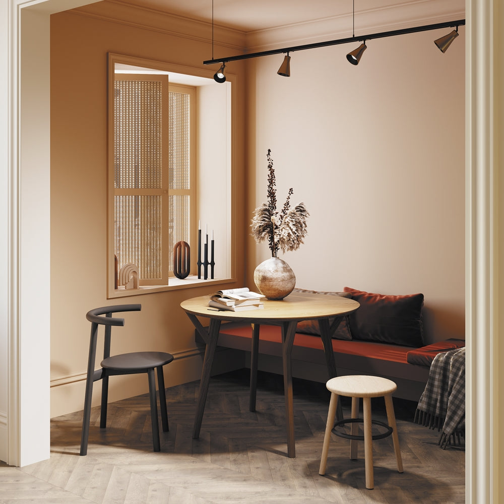 Mise en ambiance du rail lumineux au-dessus d'une table dans un intérieur