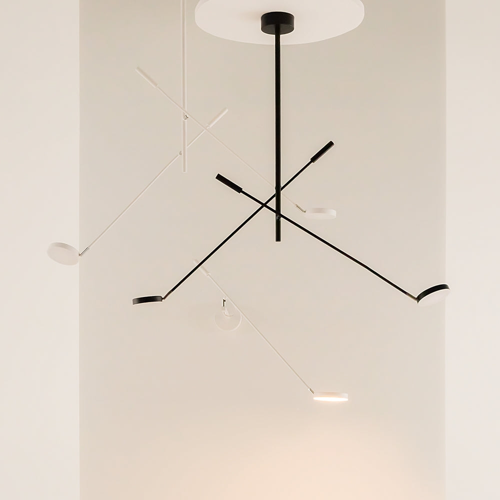 Mise en ambiance d'intérieur clair avec plusieurs luminaires aux bras fins entremêlés