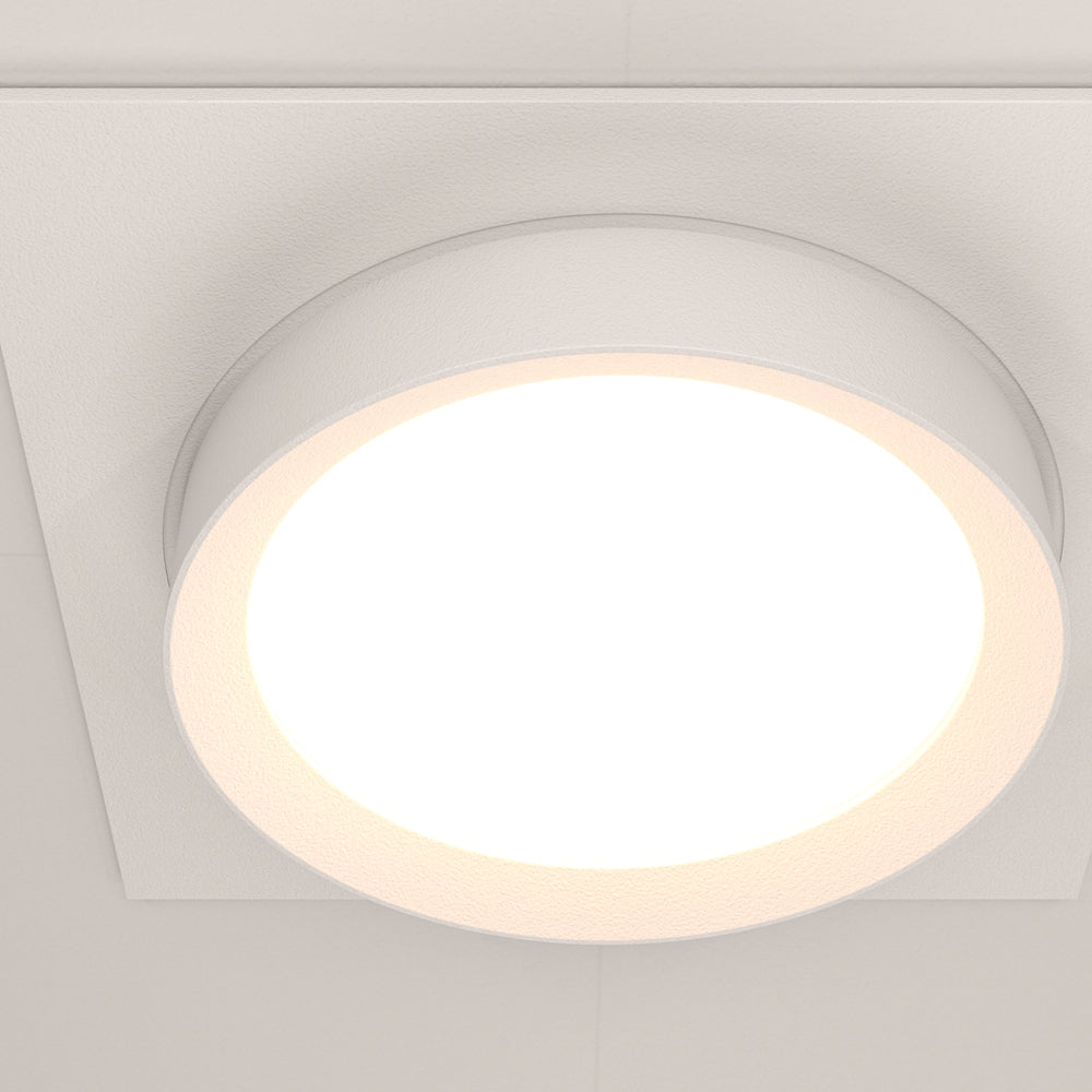 Vue rapprochée du spot blanc allumé, cerclage fin et lumineux