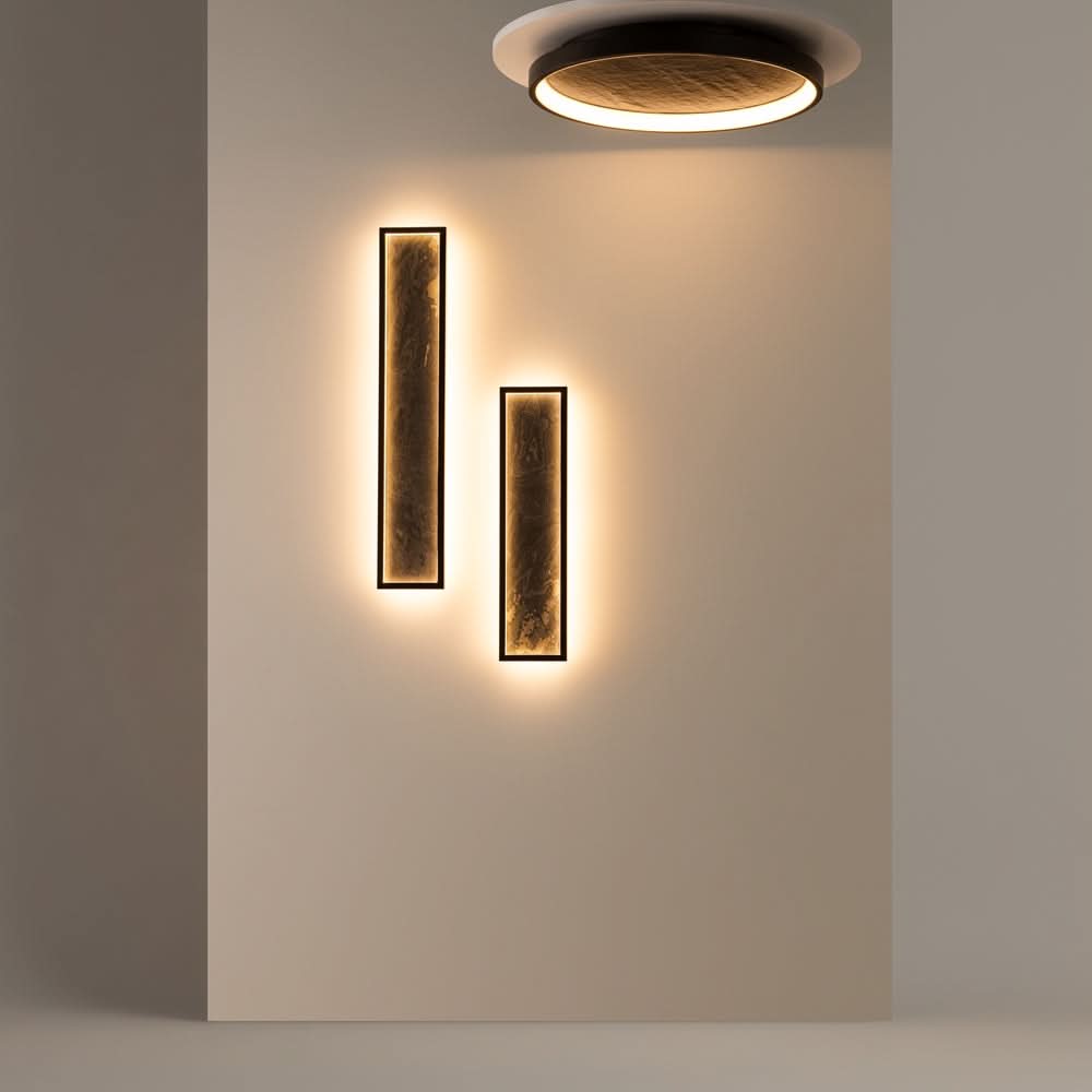 Mise en ambiance avec deux appliques rectangulaires et un plafonnier rond sur un mur beige.