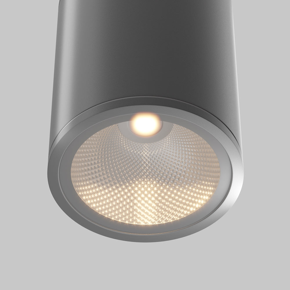 Gros plan sur la lentille LED texturée et la source centrale allumée
