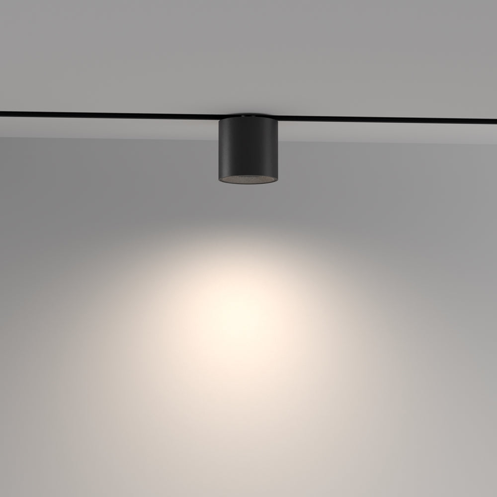 Mise en ambiance du spot sur rail noir éclairant un mur blanc