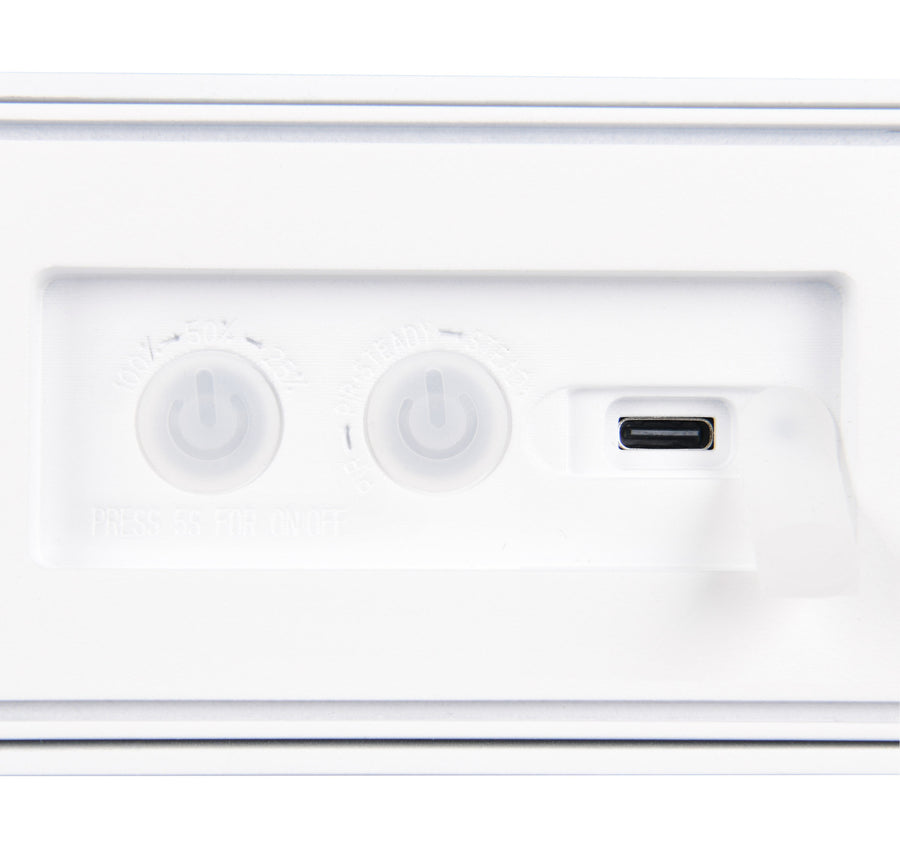 Détail des commandes tactiles et du port USB situés au dos de l'applique blanche.