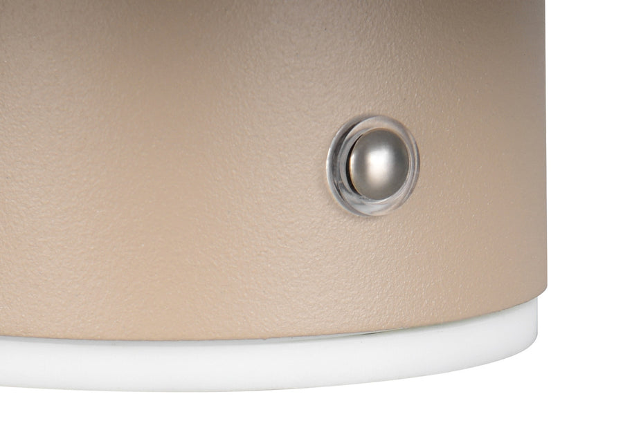 Détail de la finition beige grainée et du bouton poussoir métallique intégré sur la coque.