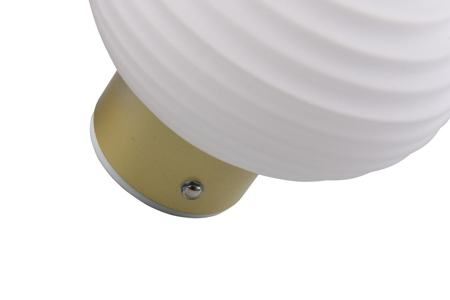 Détail rapproché de la base en laiton brossé avec vis de fixation et verre strié.
