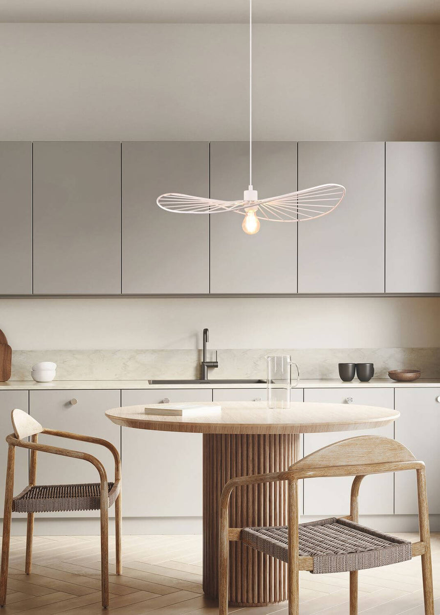 Vue rapprochée du luminaire suspendu au-dessus de la table et des chaises