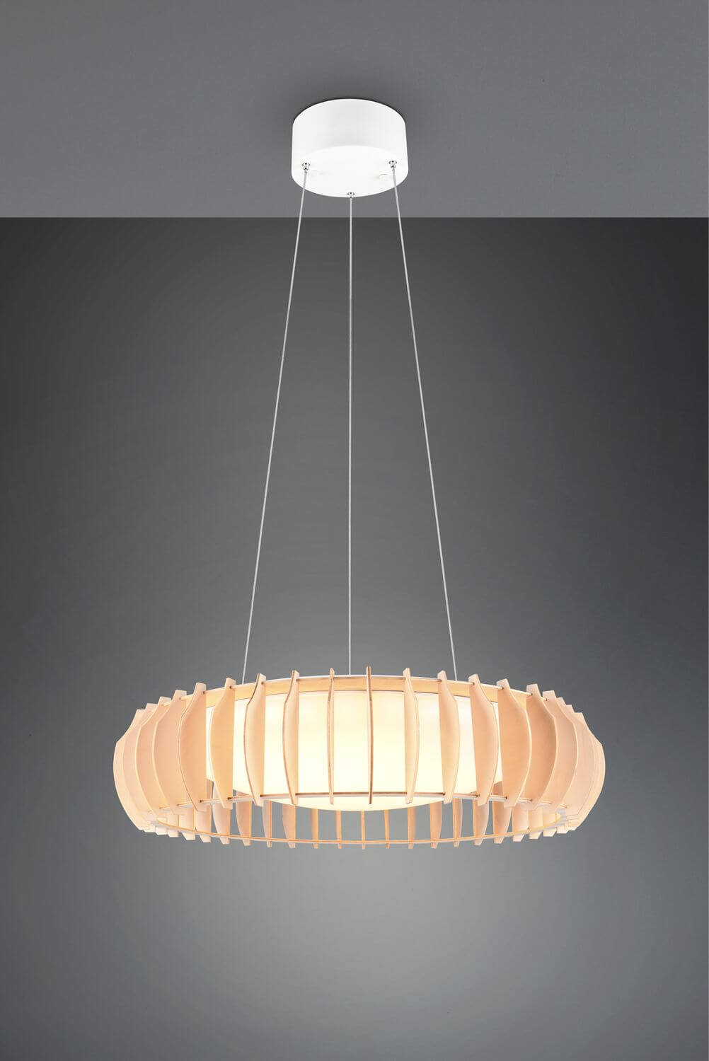 Suspension en bois clair et diffuseur blanc sur fond gris anthracite.