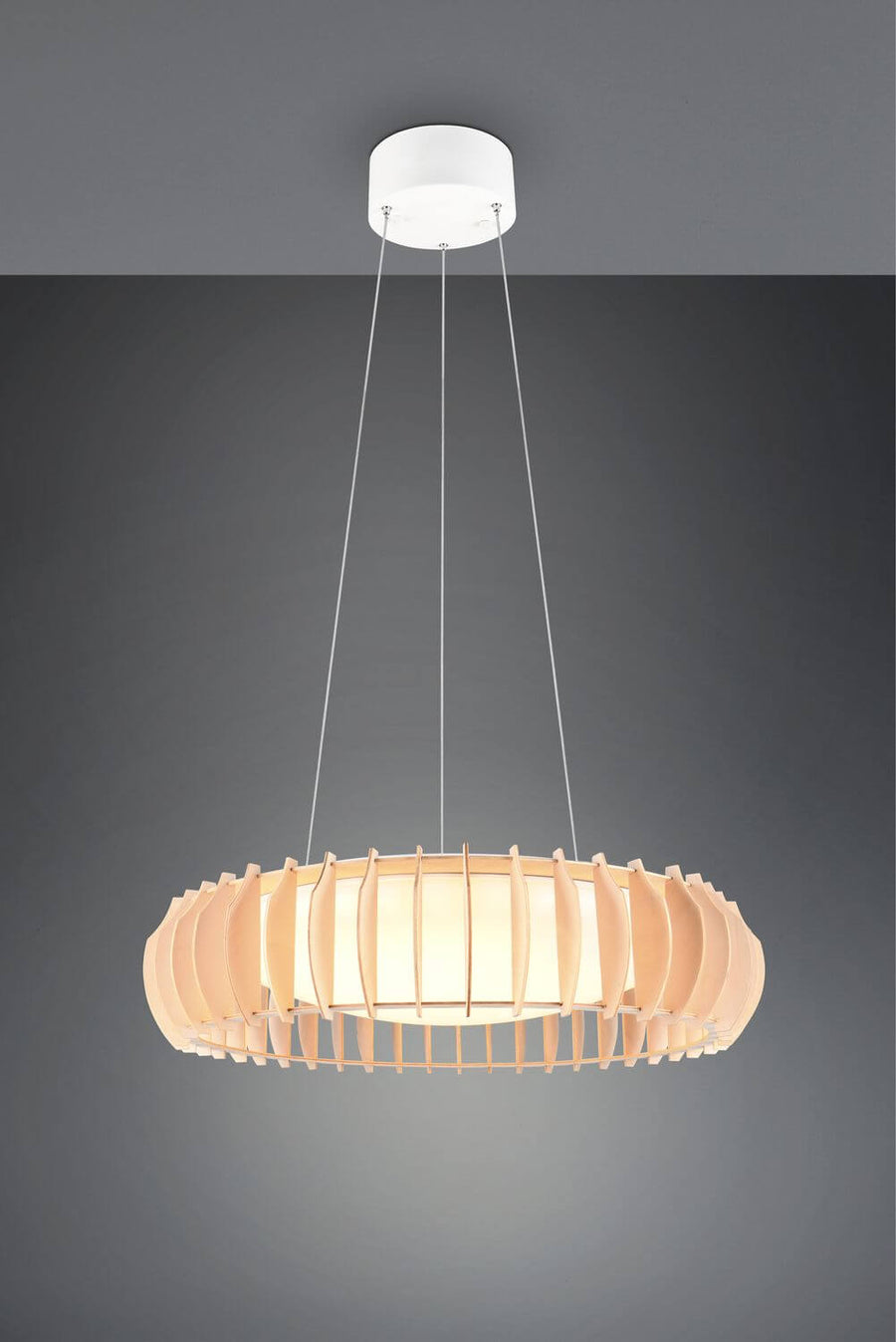 Suspension en bois clair et diffuseur blanc sur fond gris anthracite.