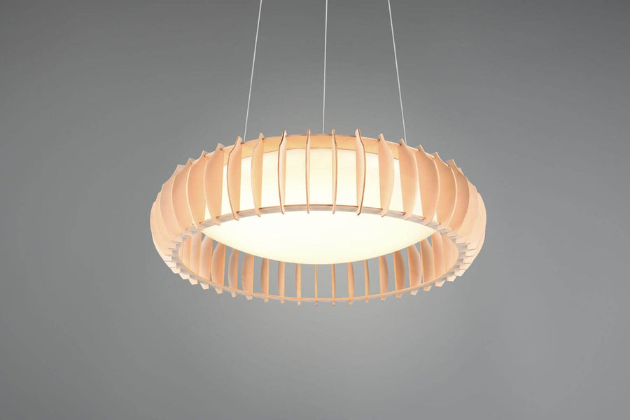 Détail du pourtour en lamelles de bois et du diffuseur blanc lumineux.