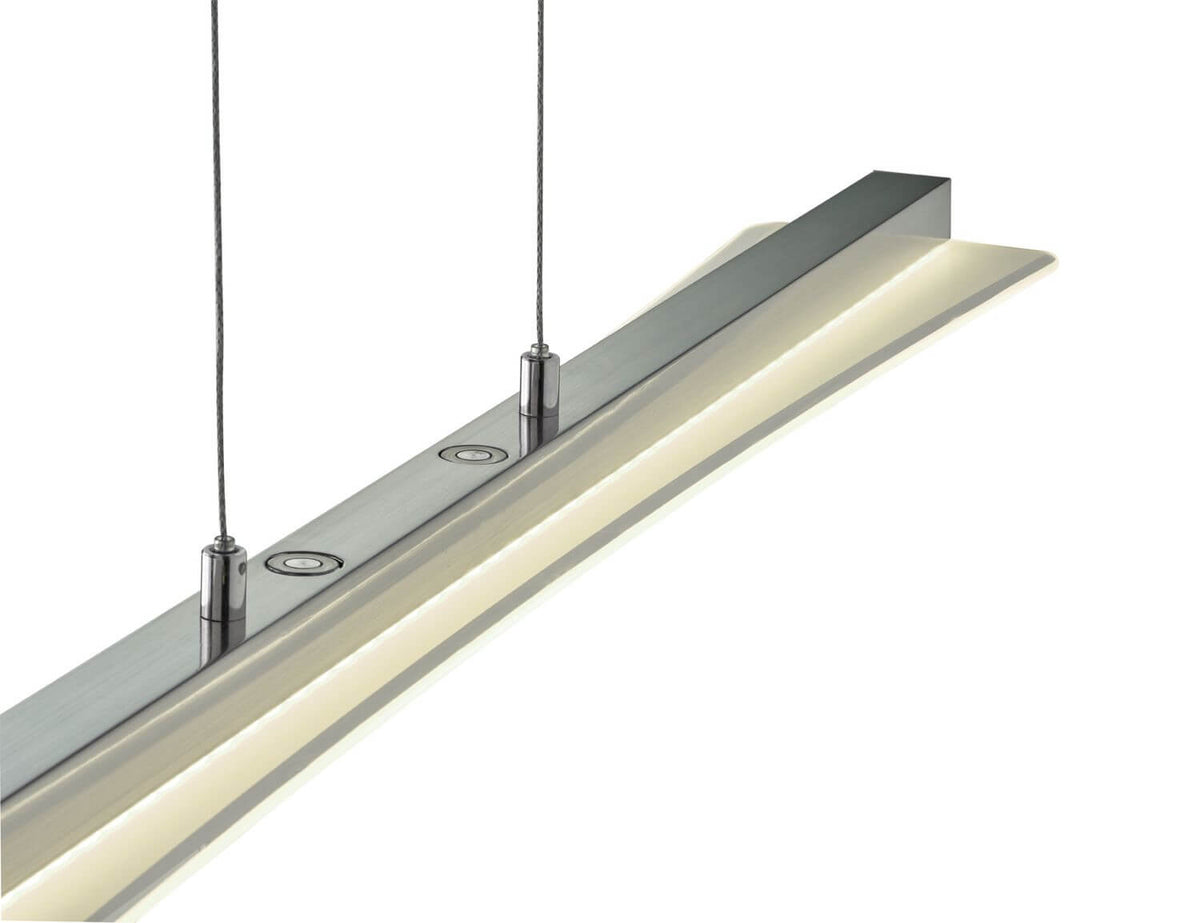 Détail rapproché de la finition nickel satiné et du diffuseur LED