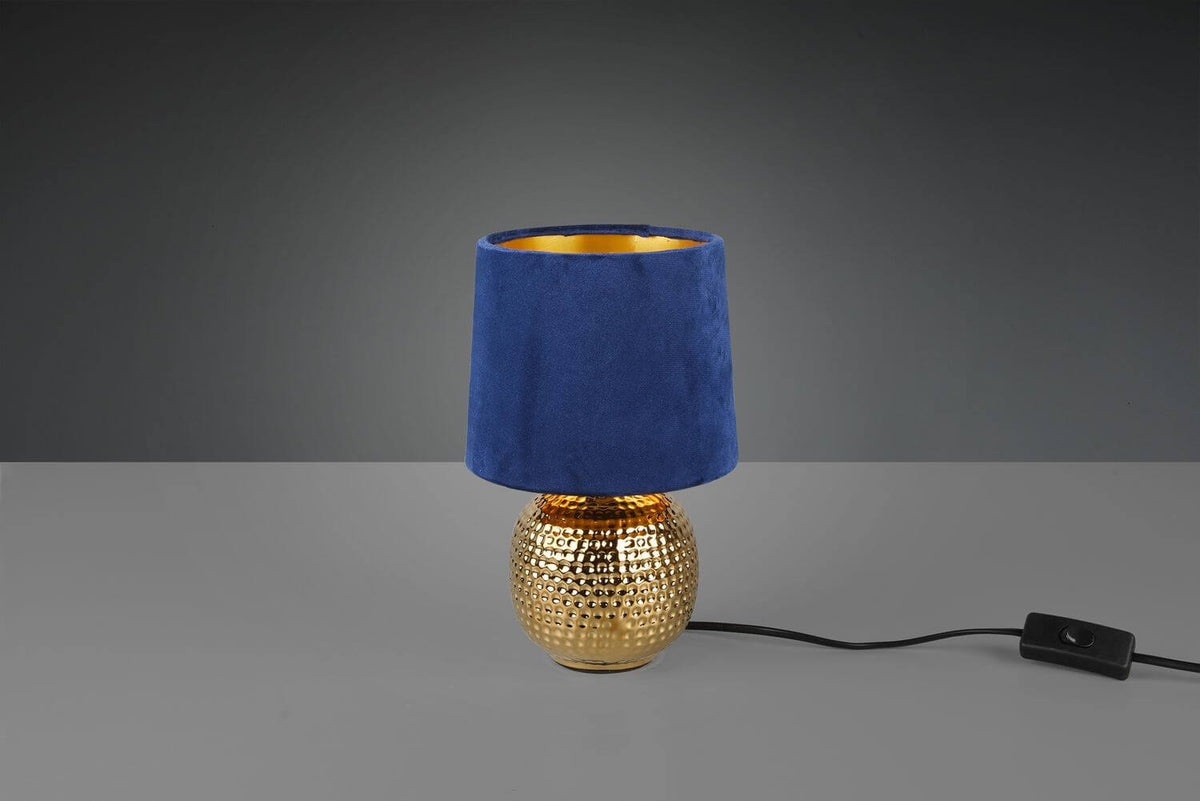 Plan rapproché de la lampe sur fond gris, avec interrupteur noir visible sur le câble.