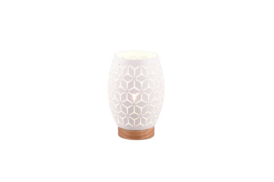 Vue rapprochée de la lampe allumée, abat-jour blanc perforé et base en bois.
