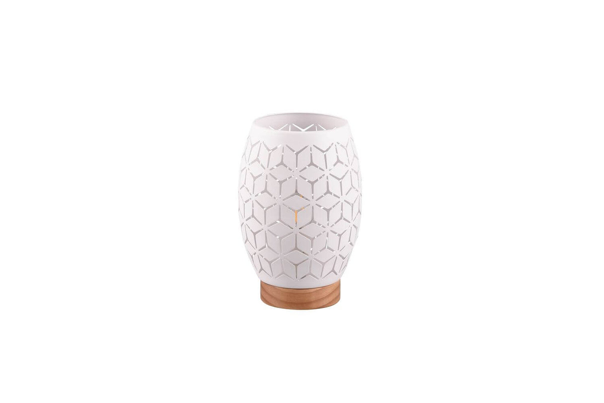 Lampe blanche allumée, vue de trois quarts, ajours géométriques et socle en bois.