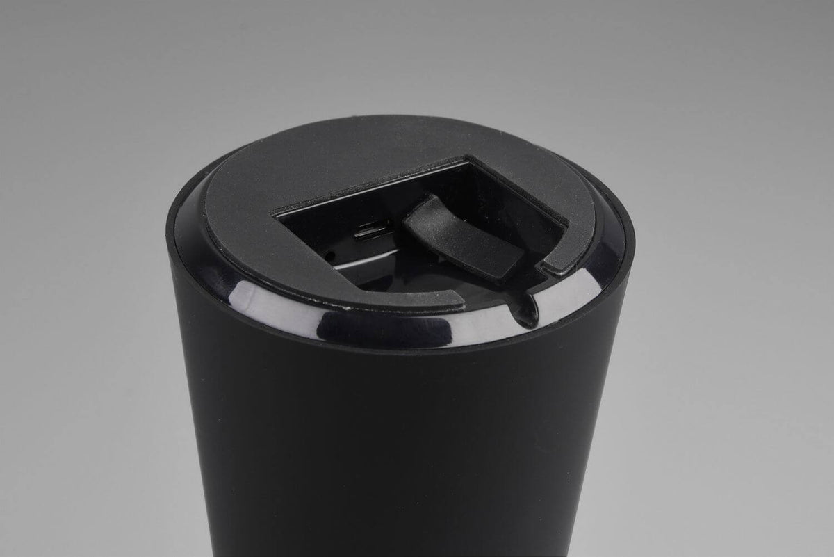 Détail de la base montrant le compartiment avec prise de recharge
